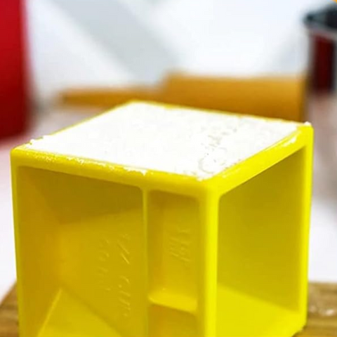 Cubo Multimedidor YellowCup, Copo Medidor Compacto, Utensilio de Cozinha Tudo-em-Um, Copos e Colheres de Medida, Cubo Medidor de Cozinha, Copo Medidor de Plastico, Medidor Livre de BPA, Utensílio Multifuncional para Cozinha, Kitchen&Co