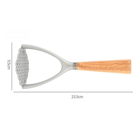 Amassador de Batata Manual, Espremedor de Batata com Cabo de Madeira, Amassador com Design Favo de Mel, Utensílio para Purê Sem Grumos, Espremedor de Batatas Alumínio e Madeira, Acessório de Cozinha Rústico, Amassador de Legumes Elegante, Ferramenta para Purê de Textura Lisa, Amassador de Batata KitchenCo, Utensílio de Cozinha Durável e Sofisticado.